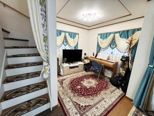 川口市元郷　築浅中古戸建ての居間・リビング