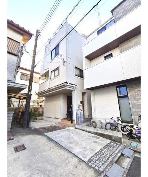 川口市元郷　築浅中古戸建ての外観|白の外壁にオレンジ色の瓦がとってもお洒落！！