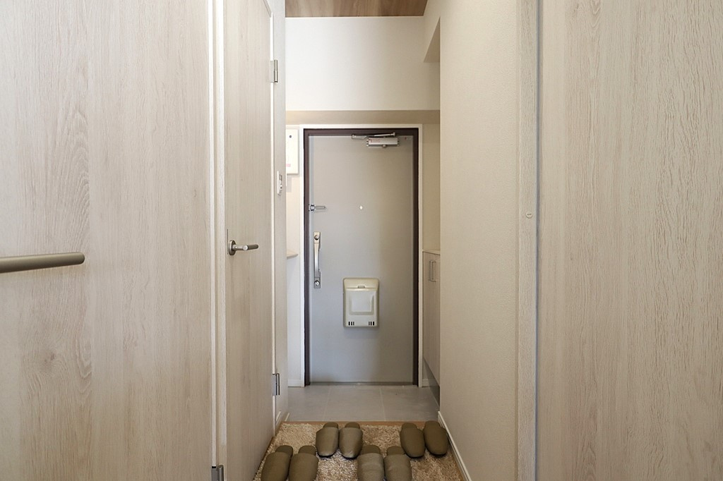 ダイアパレス三国2号館の玄関|ロータイプのシューズBOX、高い場所に収納することがなく、お子さんも自分の靴を取り出しやすい形になっています。