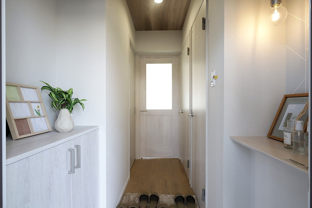 ダイアパレス三国2号館の玄関|シューズBOXに加え、棚も設けられており鍵を置いたり、物を飾ったりとなにかと便利です。