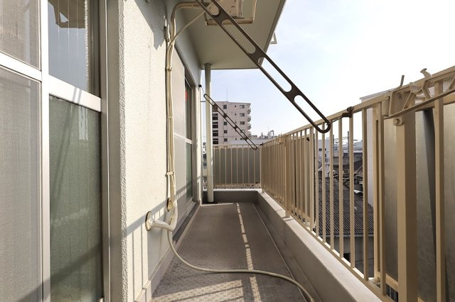 ダイアパレス三国2号館のバルコニー|南向きバルコニーで陽当り良好です。
スペースにもゆとりがありお洗濯物が多い日でもラクラク干せます。