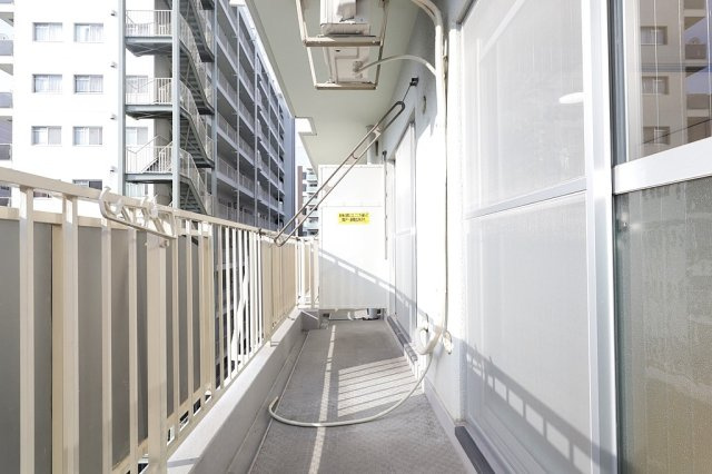 ダイアパレス三国2号館のバルコニー|南向きバルコニーで陽当り良好です。
スペースにもゆとりがありお洗濯物が多い日でもラクラク干せます。