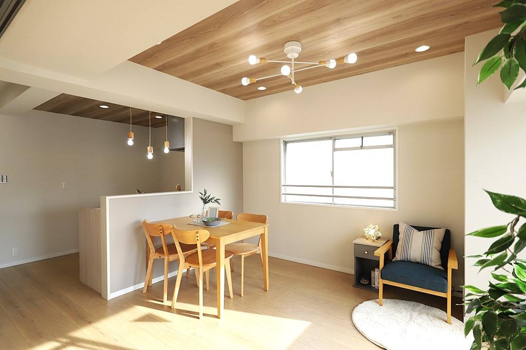 ダイアパレス三国2号館の居間・リビング|LDKは11.2帖とコンパクトながらもシンプルな間取りなので家具配置がしやすく、快適な空間をつくることができそうです。