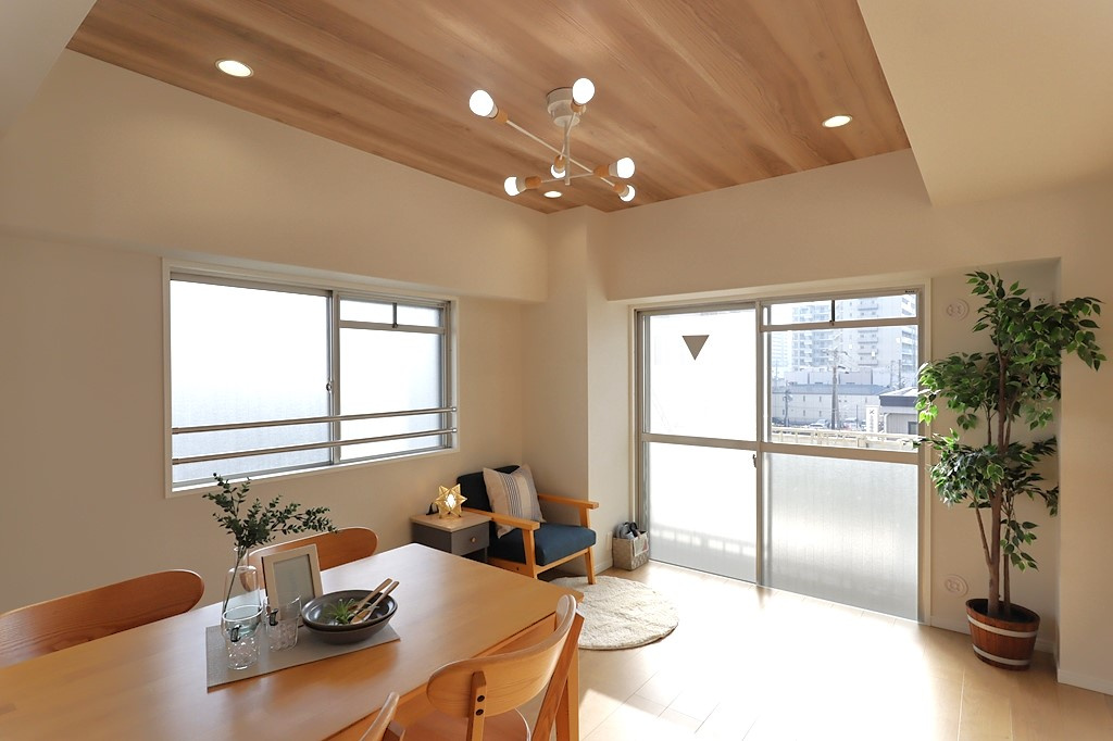 ダイアパレス三国2号館の居間・リビング|角部屋のため、南側・東側からの2面採光で明るい日が差し込むリビングです。