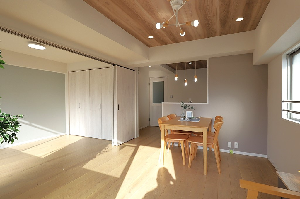 ダイアパレス三国2号館の居間・リビング|LDKには4.4帖洋室が隣接しています。
家事の合間の休憩スペースとしても◎扉を開けて活用すればリビングが広々空間に◎