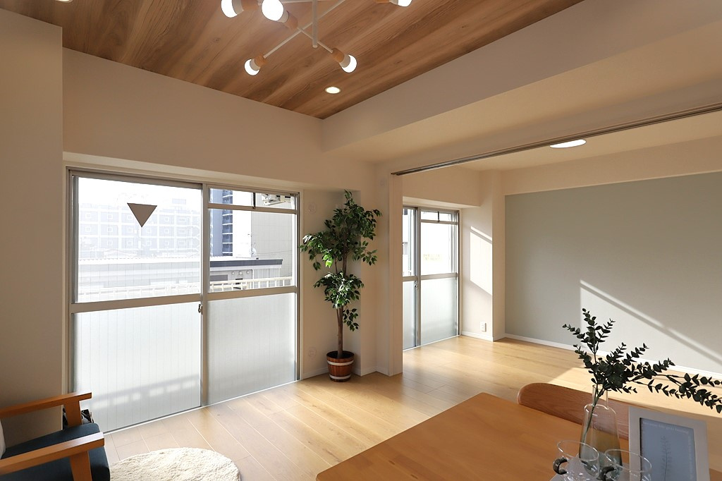 ダイアパレス三国2号館の居間・リビング|日当たり良好のため明るく開放感のある空間になっています。
