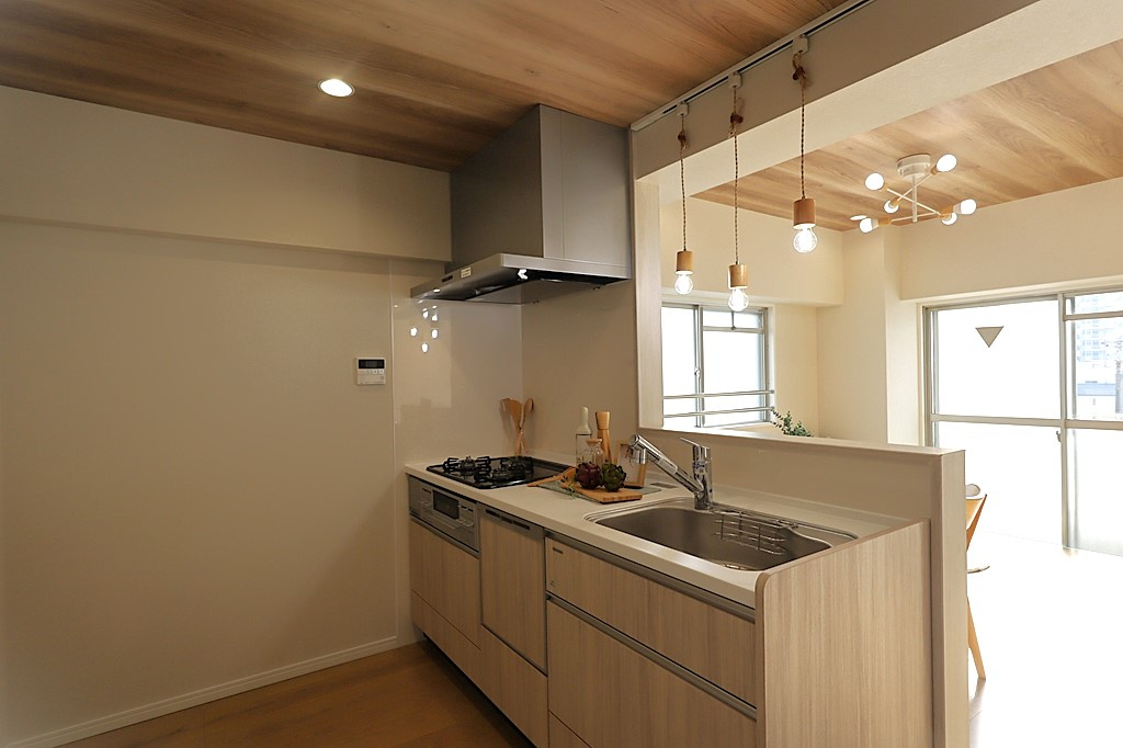 ダイアパレス三国2号館のキッチン|食洗機・浄水器付のシステムキッチンは新調済です。
対面式キッチンなのでダイニングとの距離も近く料理を運んだり、片付けもラクラクです。