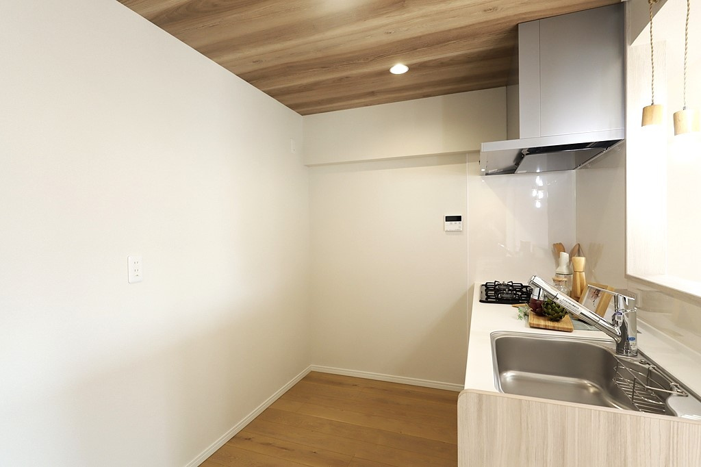 ダイアパレス三国2号館のキッチン|幅にはゆとりがあるため、冷蔵庫や食器棚を置いても窮屈を感じることなく料理をすることができそうです。