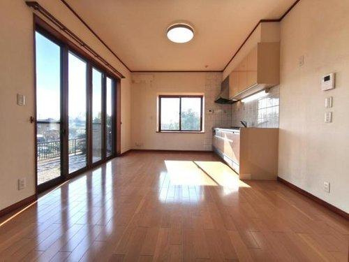 越谷市大字増林　中古戸建の居間・リビング|窓が大きく日当たりサンサンで明るい室内！