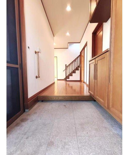 越谷市大字増林　中古戸建の玄関|広い玄関ホール！みんなの憧れです！