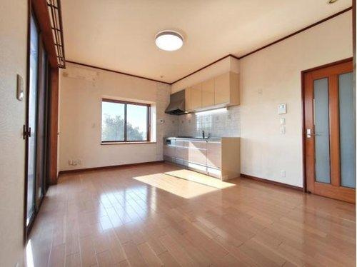 越谷市大字増林　中古戸建の居間・リビング|リビングに床暖房がついていて冬もポカポカ！