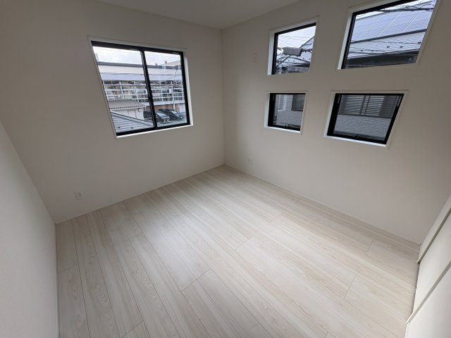 越谷市東越谷　新築戸建ての洋室