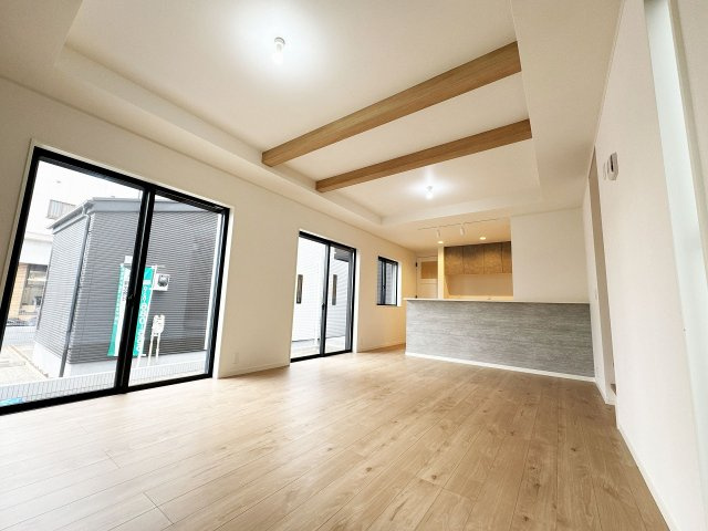 【キッチン】 | トラストステージ×カラーズ　富士見市針ヶ谷2丁目8期　全3棟 | 【2号棟/LDK】
大きな窓を設けた明るく開放感のあるリビングです。