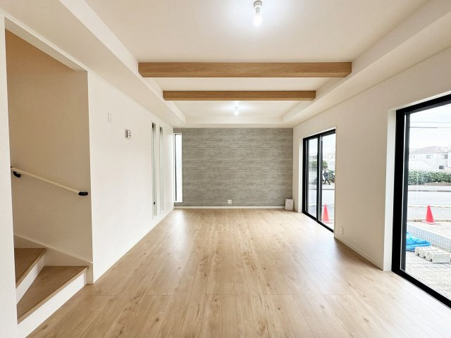 【ダイニング】 | トラストステージ×カラーズ　富士見市針ヶ谷2丁目8期　全3棟 | 【2号棟/LDK】
折上げ天井でアクセントを加えたおしゃれなリビング。