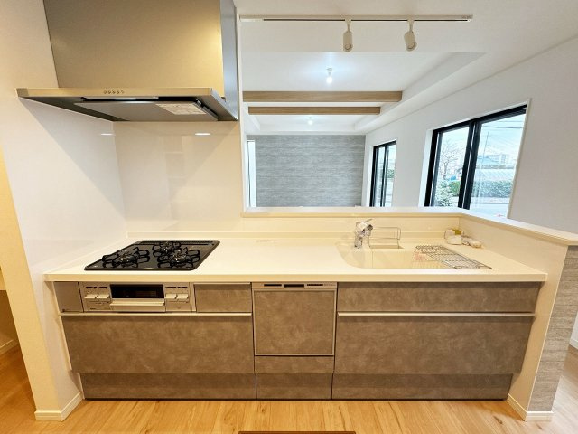 【キッチン】 | トラストステージ×カラーズ　富士見市針ヶ谷2丁目8期　全3棟 | 浄水器一体型水栓付きのシステムキッチンで毎日の家事をサポート！