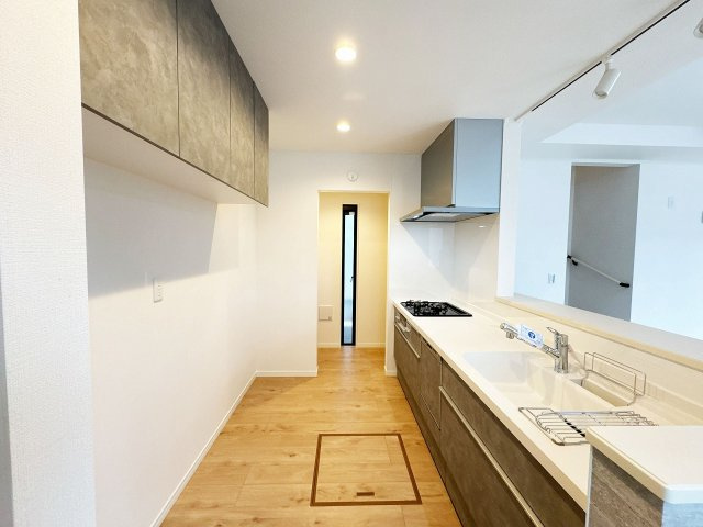 【キッチン】 | トラストステージ×カラーズ　富士見市針ヶ谷2丁目8期　全3棟 | スライド収納と床下収納を活用し、キッチンまわりをスッキリと整理整頓できます。