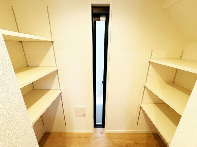【収納】 | トラストステージ×カラーズ　富士見市針ヶ谷2丁目8期　全3棟 | 食料品のストックや調理器具の収納に活躍のパントリー。