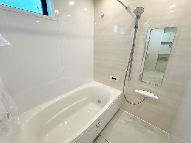 【浴室】 | トラストステージ×カラーズ　富士見市針ヶ谷2丁目8期　全3棟 | ゆったりと足を延ばしてくつろげる浴槽。快適さと機能性を備えた理想の空間。高い保温性能を備えた浴室乾燥暖房機付システムバスで心地よいバスタイムを。
