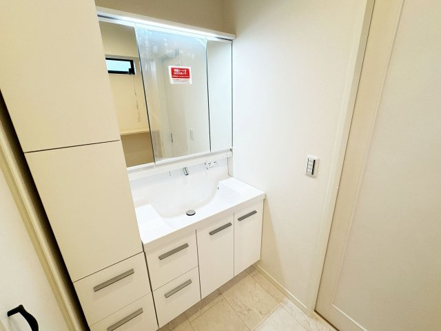 【洗面所】 | トラストステージ×カラーズ　富士見市針ヶ谷2丁目8期　全3棟 | バックガードと洗面ボウルが一体型となった洗面台。左右のカウンターはドライヤーやヘアアイロンなどの仮置きスペースにぴったりです。