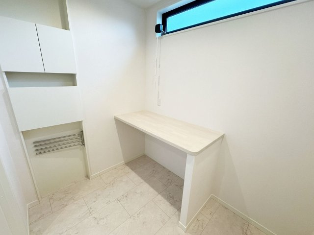 【ランドリースペース】 | トラストステージ×カラーズ　富士見市針ヶ谷2丁目8期　全3棟 | ランドリールームを完備し工程の多い洗濯家事が1か所で完結！
動線が短縮され家事効率が上がります！