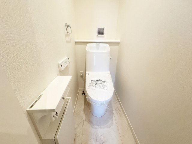 【トイレ】 | トラストステージ×カラーズ　富士見市針ヶ谷2丁目8期　全3棟 | 【1階トイレ】
白でまとめた清潔感のある空間です。