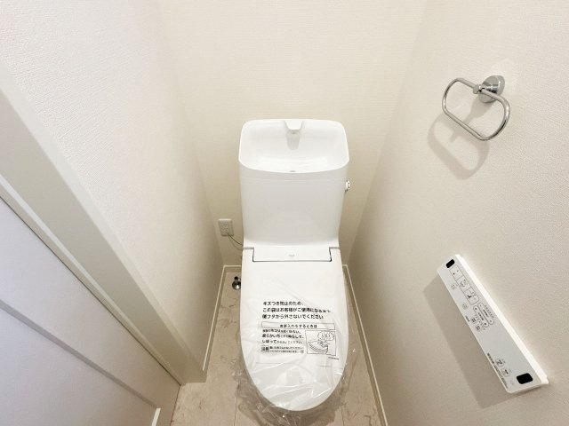 【トイレ】 | トラストステージ×カラーズ　富士見市針ヶ谷2丁目8期　全3棟 | 【2階トイレ】
トイレは1階と2階の2か所にあり動線がスムーズです！