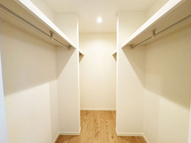 【収納】 | トラストステージ×カラーズ　富士見市針ヶ谷2丁目8期　全3棟 | 【ファミリークローゼット】
たっぷりの収納スペースでご家族のお荷物をスッキリと収納！