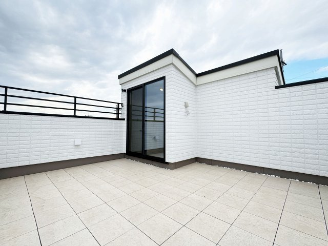 【バルコニー】 | トラストステージ×カラーズ　富士見市針ヶ谷2丁目8期　全3棟 | 屋上の「そらいろ空間」は9.1帖のゆったりとくつろげる広さ。
趣味の時間やご家族との時間をより充実させるプライベート空間です。