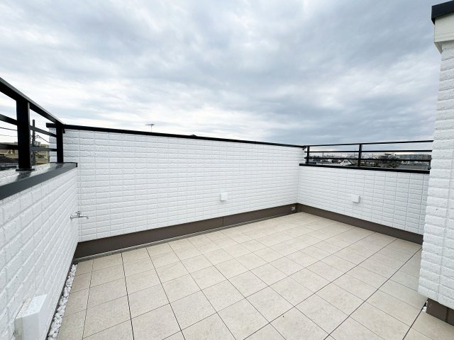 【バルコニー】 | トラストステージ×カラーズ　富士見市針ヶ谷2丁目8期　全3棟 | 壁を高くすることで周囲からの視線を感じることなくリラックス。
プールやホームパーティーなどご家族それぞれの使い方ができます。