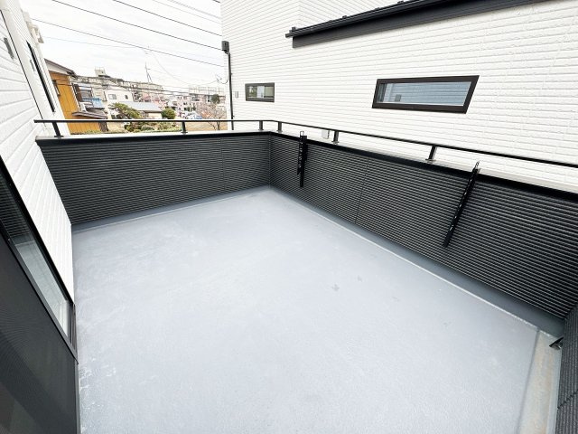 【バルコニー】 | トラストステージ×カラーズ　富士見市針ヶ谷2丁目8期　全3棟 | 広々としたワイドバルコニーでは洗濯物をたっぷりと干せます！
心地よい風が舞い込むリラックス空間です。