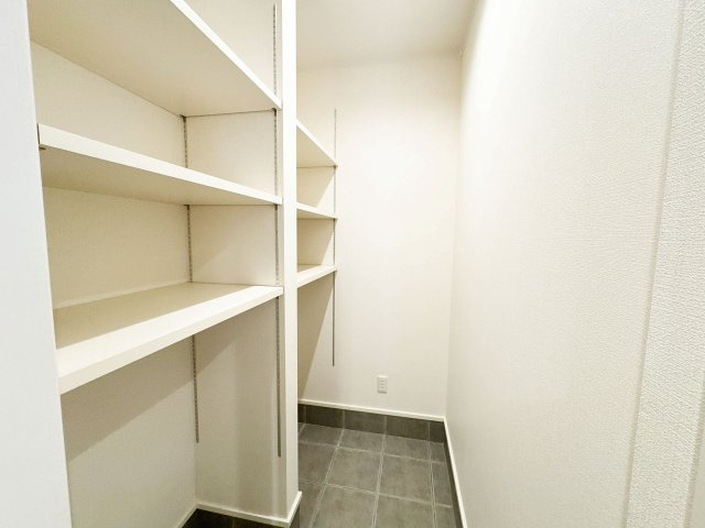 【収納】 | トラストステージ×カラーズ　富士見市針ヶ谷2丁目8期　全3棟 | ご家族の靴やアウトドア用品の収納に便利なシューズインクローク。