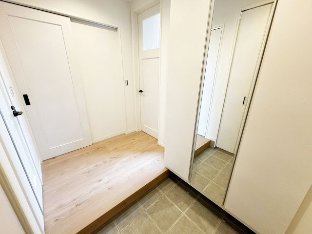 【玄関】 | トラストステージ×カラーズ　富士見市針ヶ谷2丁目8期　全3棟 | 全身鏡付きのシューズボックスで、お出かけ前の身だしなみチェックもばっちりです！