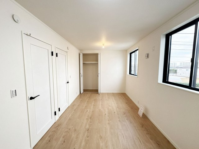 【洋室】 | トラストステージ×カラーズ　富士見市針ヶ谷2丁目8期　全3棟 | 【洋室/8.4帖】
お子様がのびのびと遊べる広さです！