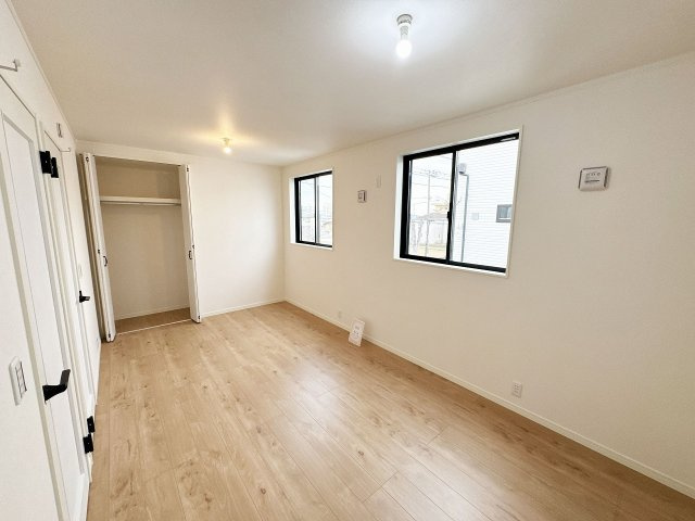 【洋室】 | トラストステージ×カラーズ　富士見市針ヶ谷2丁目8期　全3棟 | 【洋室/8.4帖】
将来間仕切り壁設置可能！※別途有償
お子様の成長に合わせて間取りを変えることができるフレキシブルルームです。