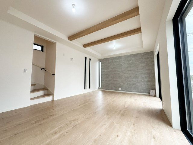 【居間・リビング】 | トラストステージ×カラーズ　富士見市針ヶ谷2丁目8期　全3棟 | 【2号棟/LDK】
リビングイン階段を採用し「いってきます」「ただいま」の声が届く空間に。
毎日のコミュニケーションを大切にできる家族団らんのお住まいです。