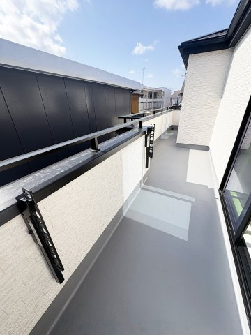 越谷市伊原●新田駅24分のバルコニー|南面広々バルコニー
敷地36.64坪間口10ｍの開放的な邸宅