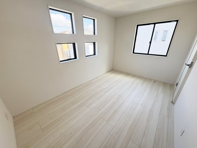 越谷市伊原●新田駅24分の洋室|洋室の窓もお洒落で素敵です
敷地36.64坪間口10ｍの開放的な邸宅
