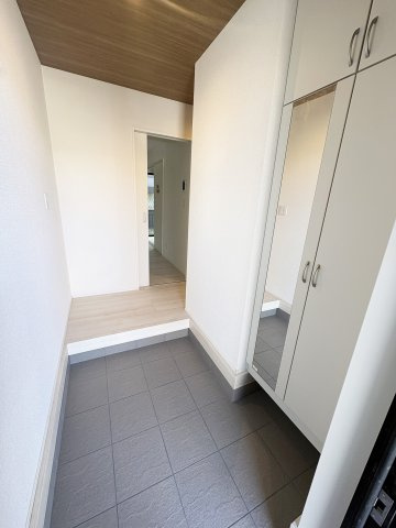 越谷市伊原●新田駅24分の玄関|広くてスタイリッシュな玄関
敷地36.64坪間口10ｍの開放的な邸宅