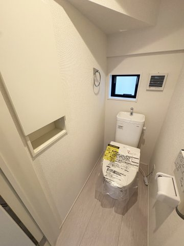 越谷市伊原●新田駅24分のトイレ|収納付きトイレ
敷地36.64坪間口10ｍの開放的な邸宅