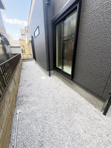 越谷市伊原●新田駅24分の庭|南側にお庭も付いています
敷地36.64坪間口10ｍの開放的な邸宅