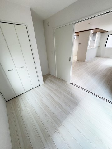 越谷市伊原●新田駅24分の洋室|リビング横も洋室で広いリビングとしても使用可能
敷地36.64坪間口10ｍの開放的な邸宅