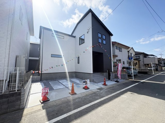越谷市伊原●新田駅24分の前面道路含む現地写真|駐車並列2台と自転車なども置ける広さ
敷地36.64坪間口10ｍの開放的な邸宅