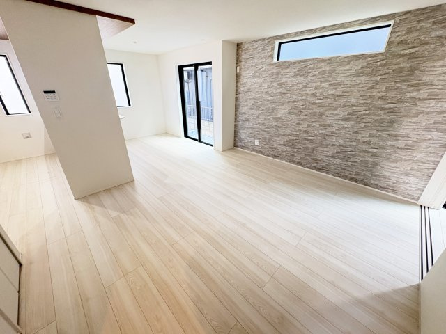 越谷市伊原●新田駅24分の居間・リビング|お洒落なリビングは気分が上がります
敷地36.64坪間口10ｍの開放的な邸宅