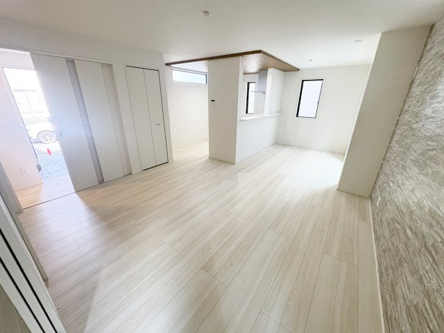 越谷市伊原●新田駅24分の居間・リビング|17帖の広々LDK
敷地36.64坪間口10ｍの開放的な邸宅