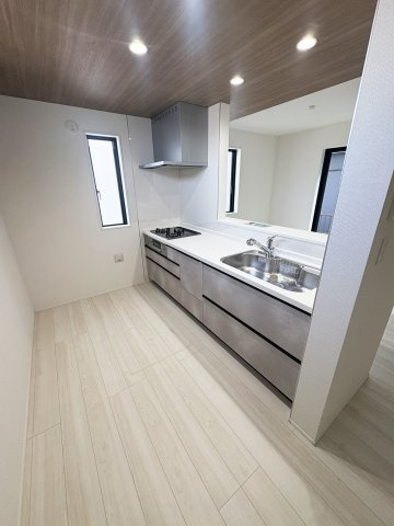 越谷市伊原●新田駅24分のキッチン|ダウンライト付き折下げ天井でお洒落
敷地36.64坪間口10ｍの開放的な邸宅