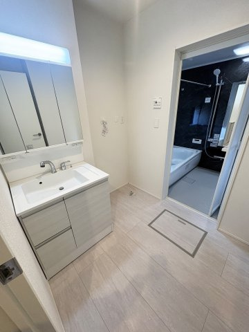 越谷市伊原●新田駅24分の独立洗面台|収納棚も置けるスペースがある洗面脱衣所
敷地36.64坪間口10ｍの開放的な邸宅