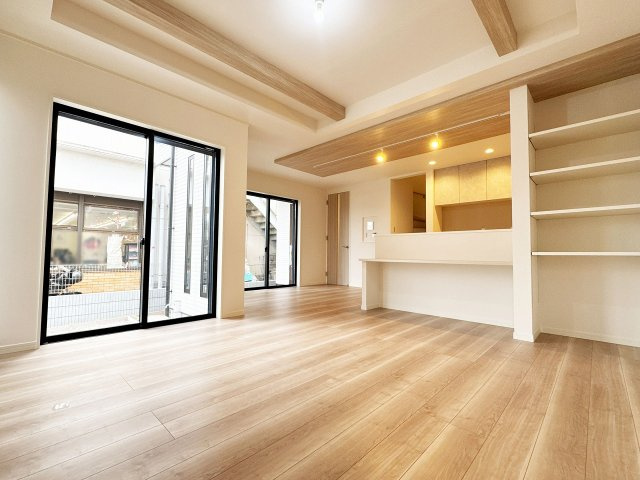 【居間・リビング】 | トラストステージ×カラーズ　富士見市針ヶ谷2丁目8期　全3棟 | 【3号棟/LDK】
折上げ天井でアクセントを加えたおしゃれなリビング。