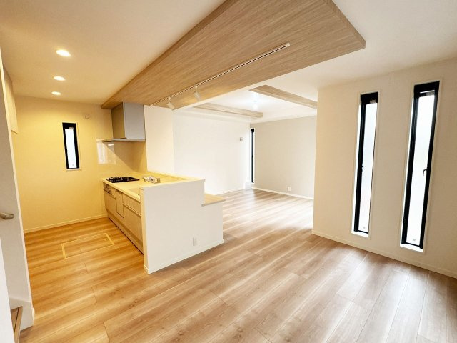 【キッチン】 | トラストステージ×カラーズ　富士見市針ヶ谷2丁目8期　全3棟 | 【3号棟/LDK】
くつろぎのリビングとお食事をするダイニングの2空間が緩やかに区切られ、
生活空間にメリハリが付きます。