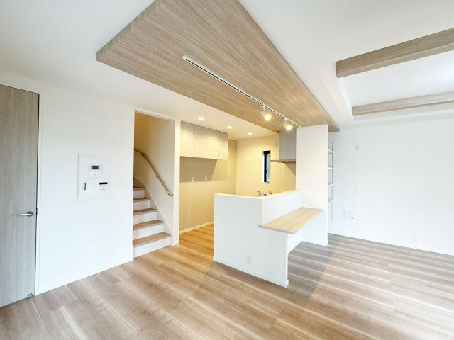 【居間・リビング】 | トラストステージ×カラーズ　富士見市針ヶ谷2丁目8期　全3棟 | 【3号棟/LDK】
リビング階段を採用しており、「いってきます」や「ただいま」のコミュニケーションがしやすくなります。