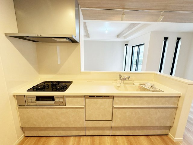 【キッチン】 | トラストステージ×カラーズ　富士見市針ヶ谷2丁目8期　全3棟 | 浄水器一体型水栓付きのシステムキッチンで毎日の家事をサポート！